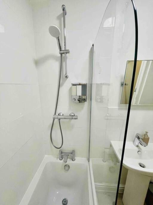 Newly Refurbished, Central Apartment With Permit Parking Bath Zewnętrze zdjęcie