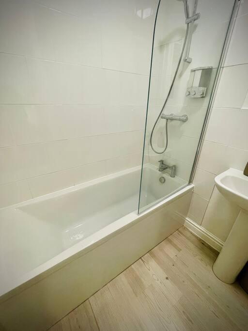 Newly Refurbished, Central Apartment With Permit Parking Bath Zewnętrze zdjęcie